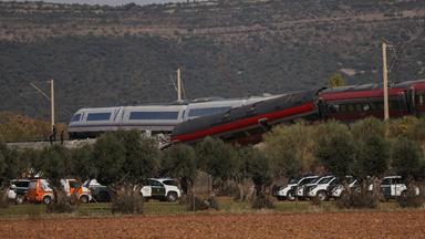28.10.2026, Spanien, Urda: Einsatzkräfte sind am Unfallort nach dem Zusammenstoß zweier Züge im Einsatz.