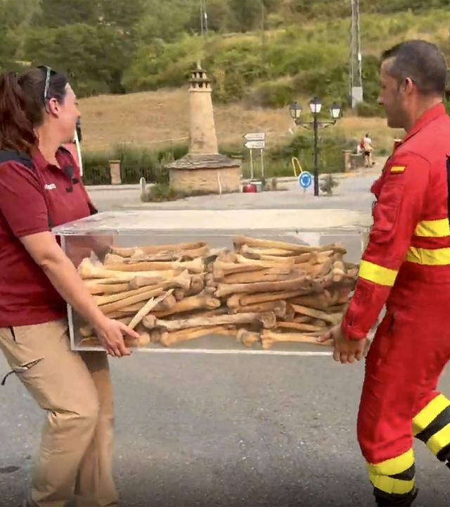 Dieser Screenshot aus einem von der spanischen Militäreinheit für Notfälle (UME) bereitgestellten Video zeigt Feuerwehrleute, die am 13. August 2026 – inmitten eines Waldbrands, der das Kloster San Juan de la Peña in Peñas de Riglos (Provinz Aragonien) bedrohte – die Gebeine der ersten Könige von Aragonien, der Gründer des Königreichs Aragonien, in Sicherheit bringen.