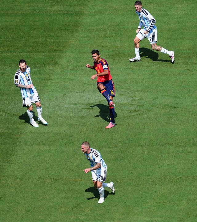 Spaniens Mittelfeldspieler Rodri spielt einen Pass