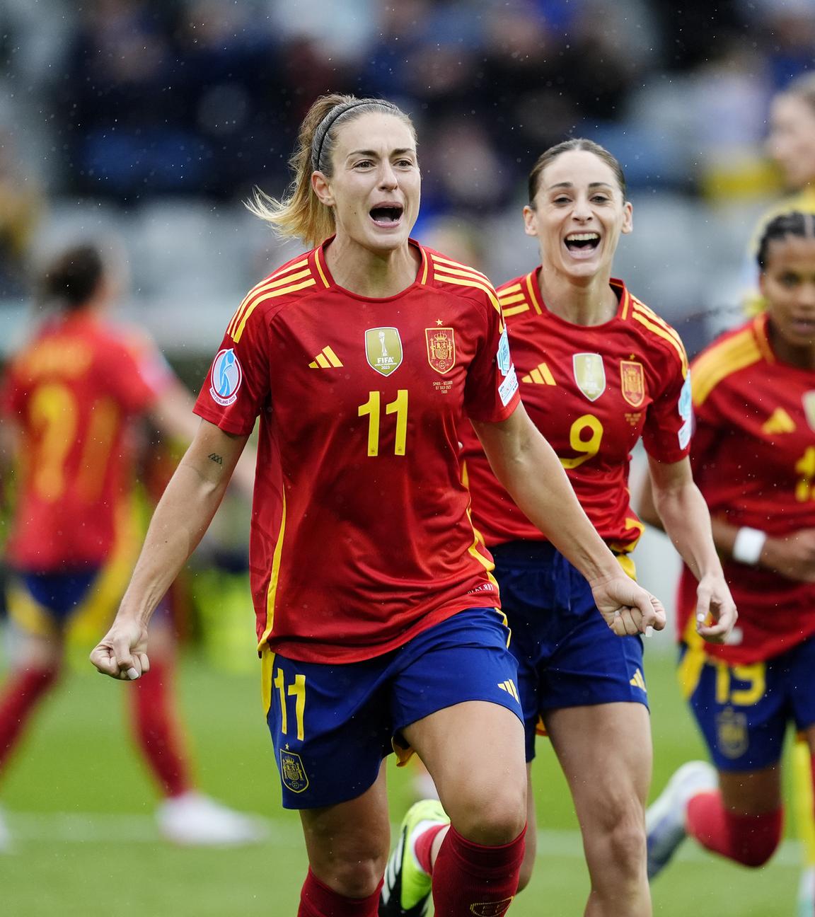 Die Spanierin Alexia Putellas feiert mit Esther Gonzalez den Treffer gegen Belgien am 07.07.2025.