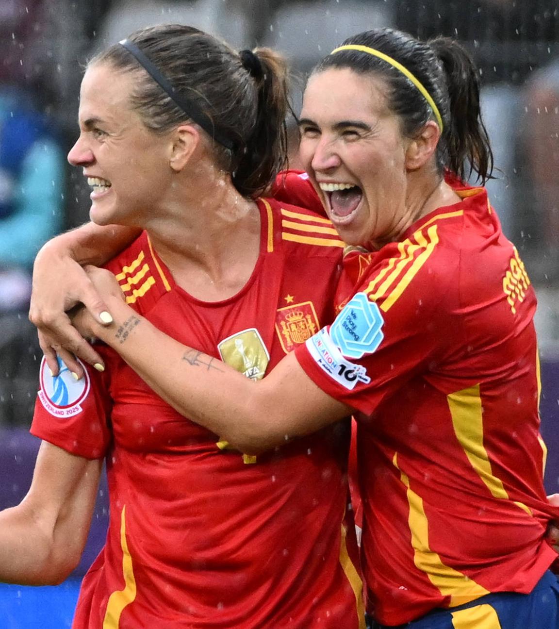 Spaniens Irene Paredes bejubelt ihr Tor mit Spaniens Mariona Caldentey beim EM-Spiel gegen Belgien am 07.07.2025.