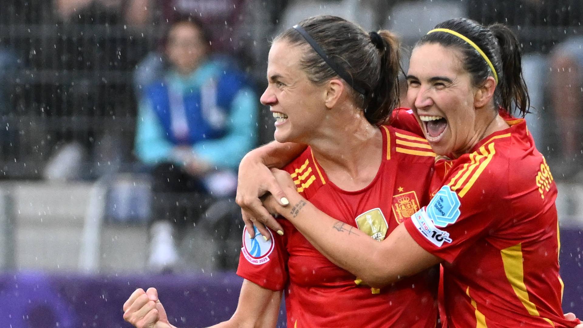 Spaniens Irene Paredes bejubelt ihr Tor mit Spaniens Mariona Caldentey beim EM-Spiel gegen Belgien am 07.07.2025.