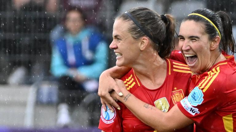 Spaniens Irene Paredes bejubelt ihr Tor mit Spaniens Mariona Caldentey beim EM-Spiel gegen Belgien am 07.07.2025.