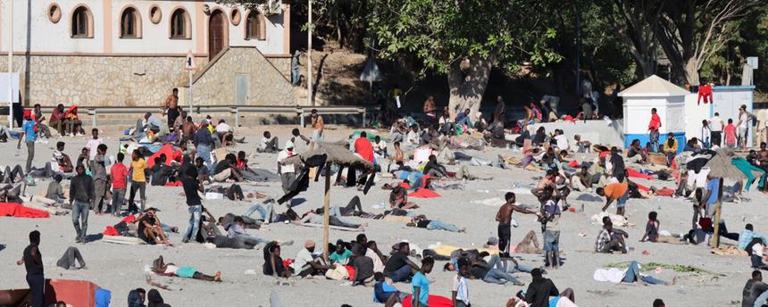 Junge Migranten, die einige Tage zuvor in Ceuta angekommen sind, stehen am Trampolin Beach in Ceuta, Spanien