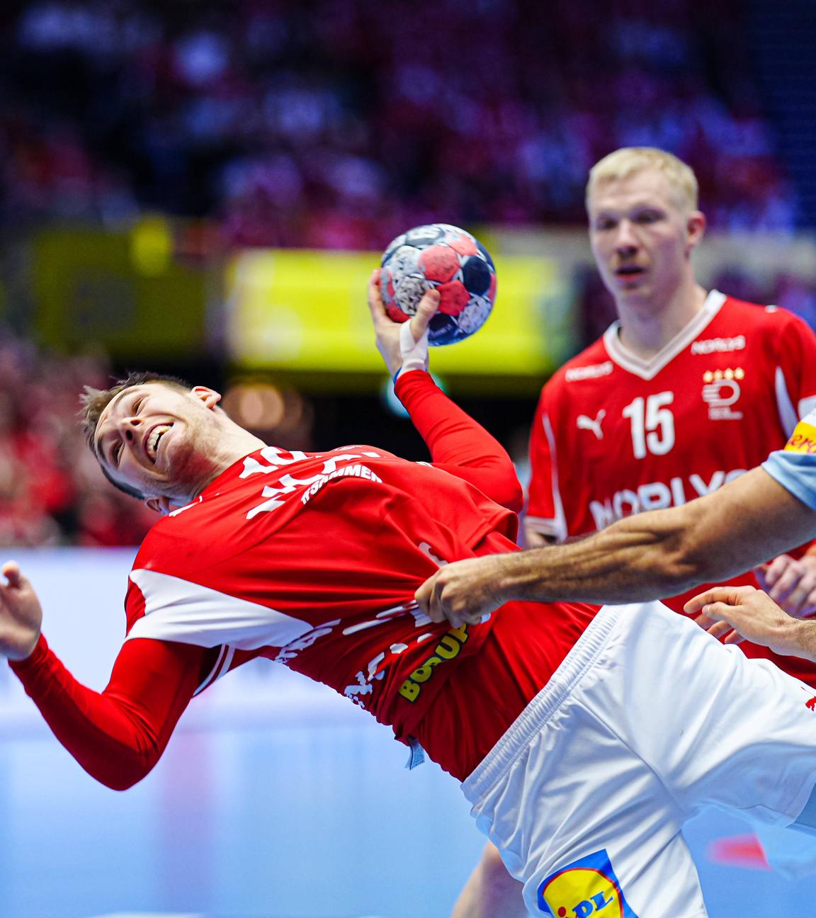 Mathias Gidsel (Daenemark, 19) und Antonio Serradilla (Spanien, 05) kämpfen. 