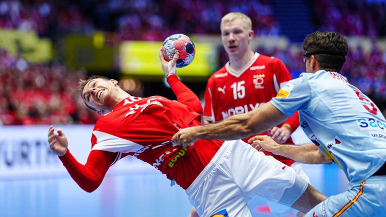 Mathias Gidsel (Daenemark, 19) und Antonio Serradilla (Spanien, 05) kämpfen. 