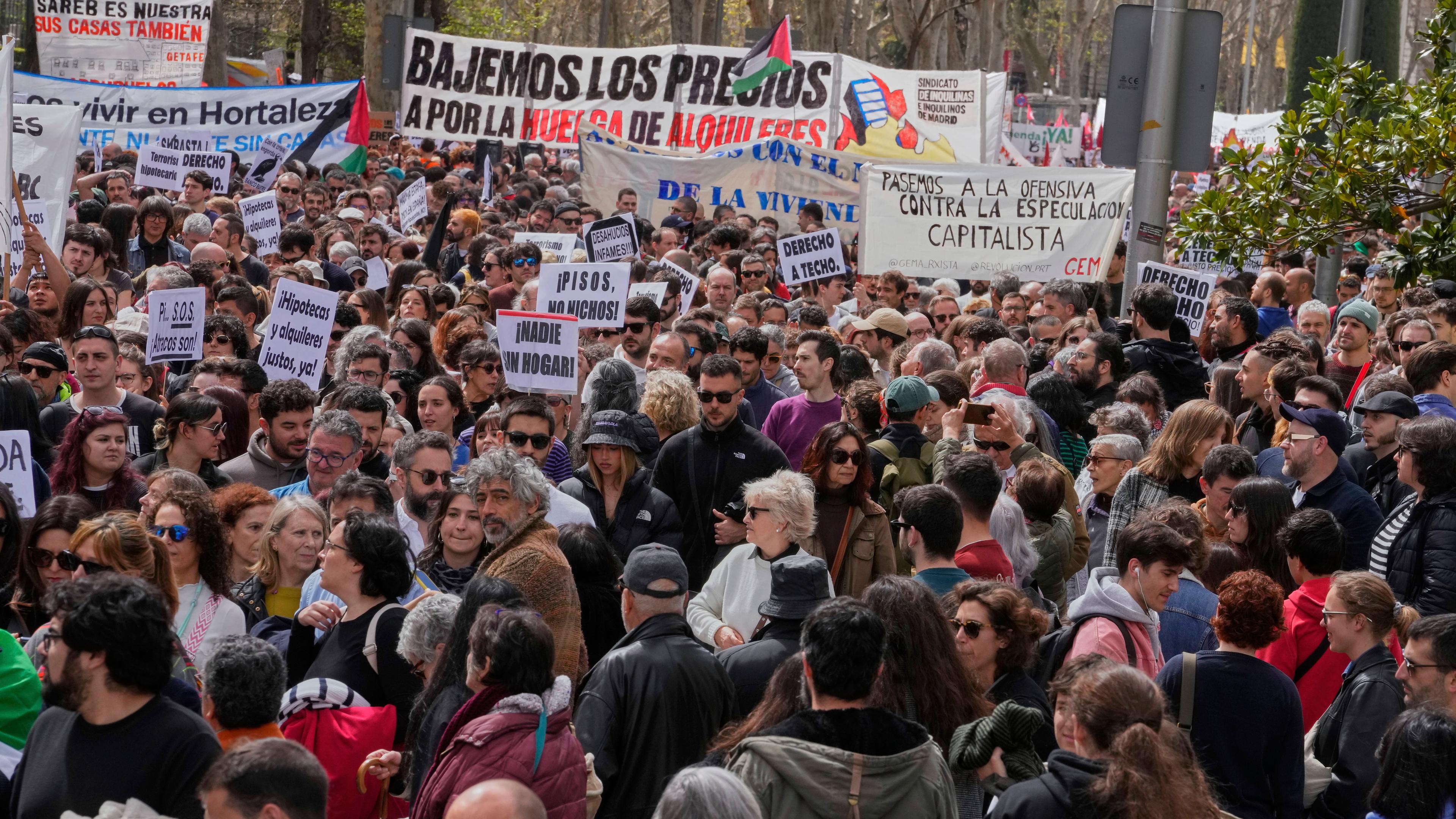 Eine Menschenmenge mit Plakaten demonstriert in Madrid gegen hohe Mietpreise