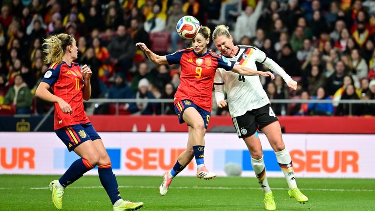 Rebecca Knaak (Deutschland) und Esther Gonzalez (Spanien) kämpfen. 