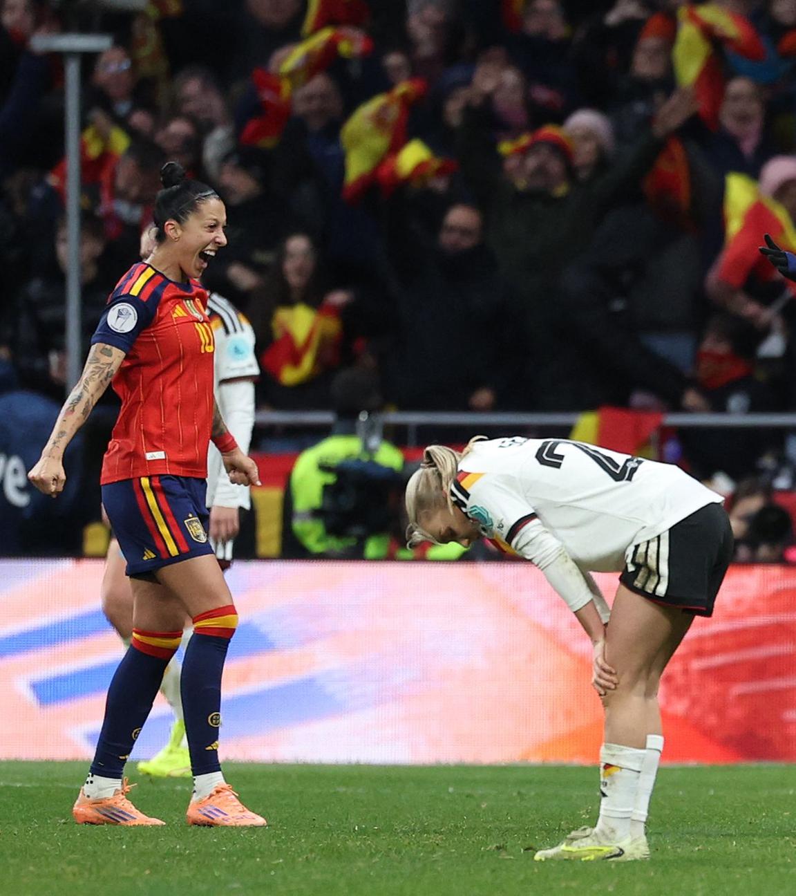 Jennifer Hermoso (Spanien) und Eva Navarro (Spanien) jubeln. 