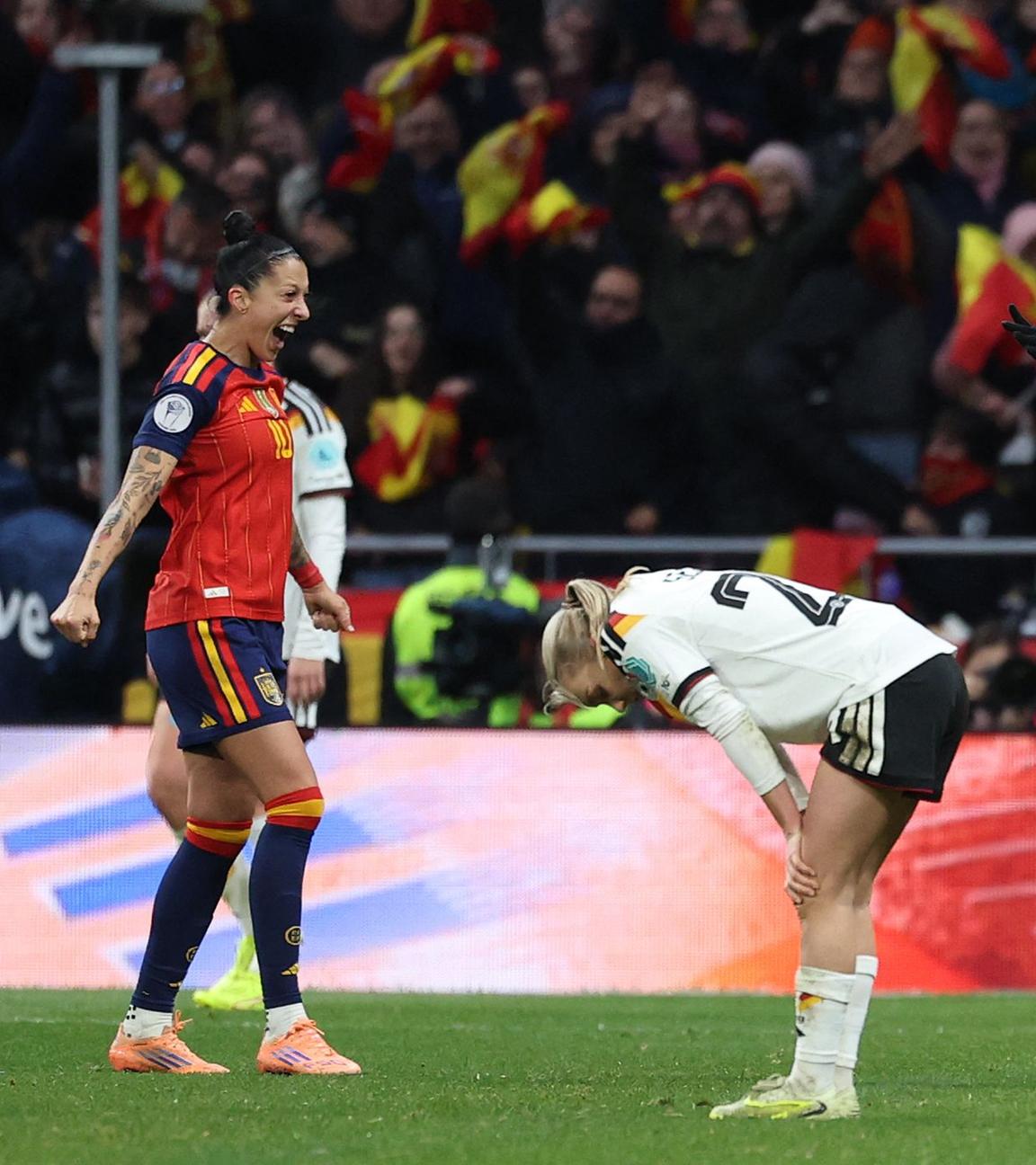 Jennifer Hermoso (Spanien) und Eva Navarro (Spanien) jubeln. 