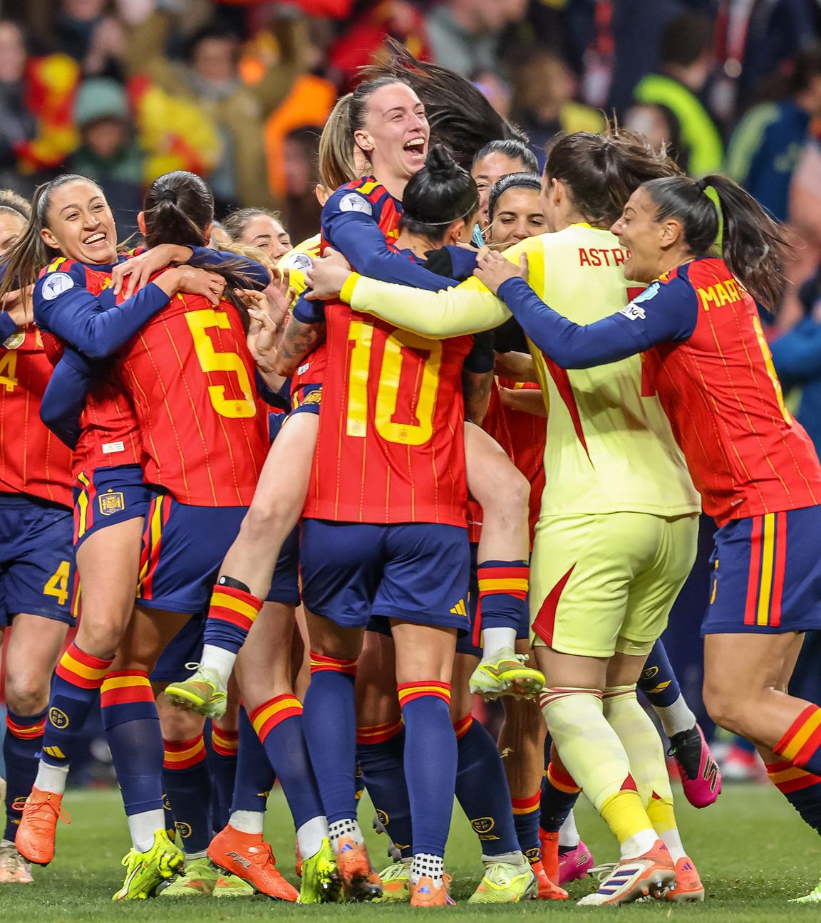 Spielerinnen Spaniens jubeln über Finalsieg gegen Deutschland. 