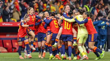 Spielerinnen Spaniens jubeln über Finalsieg gegen Deutschland. 