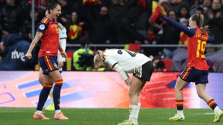 Jennifer Hermoso (Spanien) und Eva Navarro (Spanien) jubeln. 