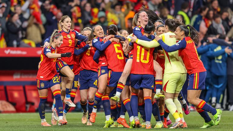 Spielerinnen Spaniens jubeln über Finalsieg gegen Deutschland. 