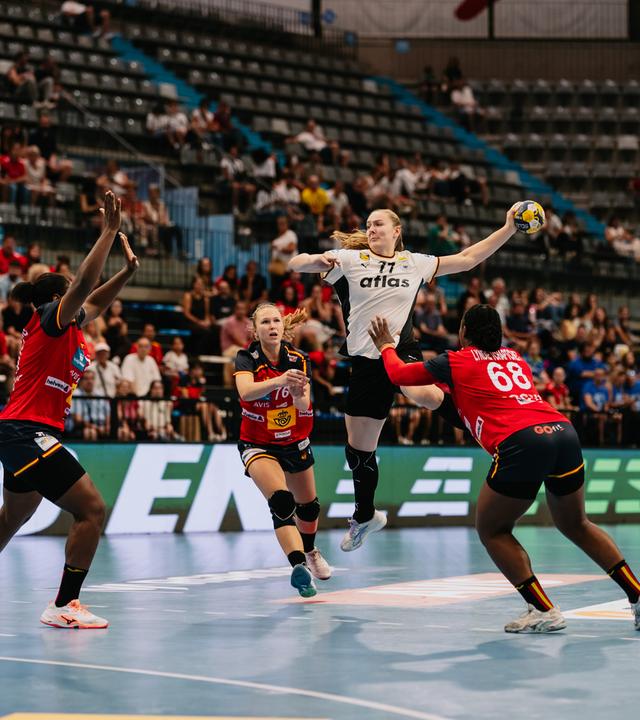 Viola Leuchter (Deutschland, Nr. 77) beim Wurf im Frauen-Handball-Länderspiel zwischen Spanien und Deutschland.