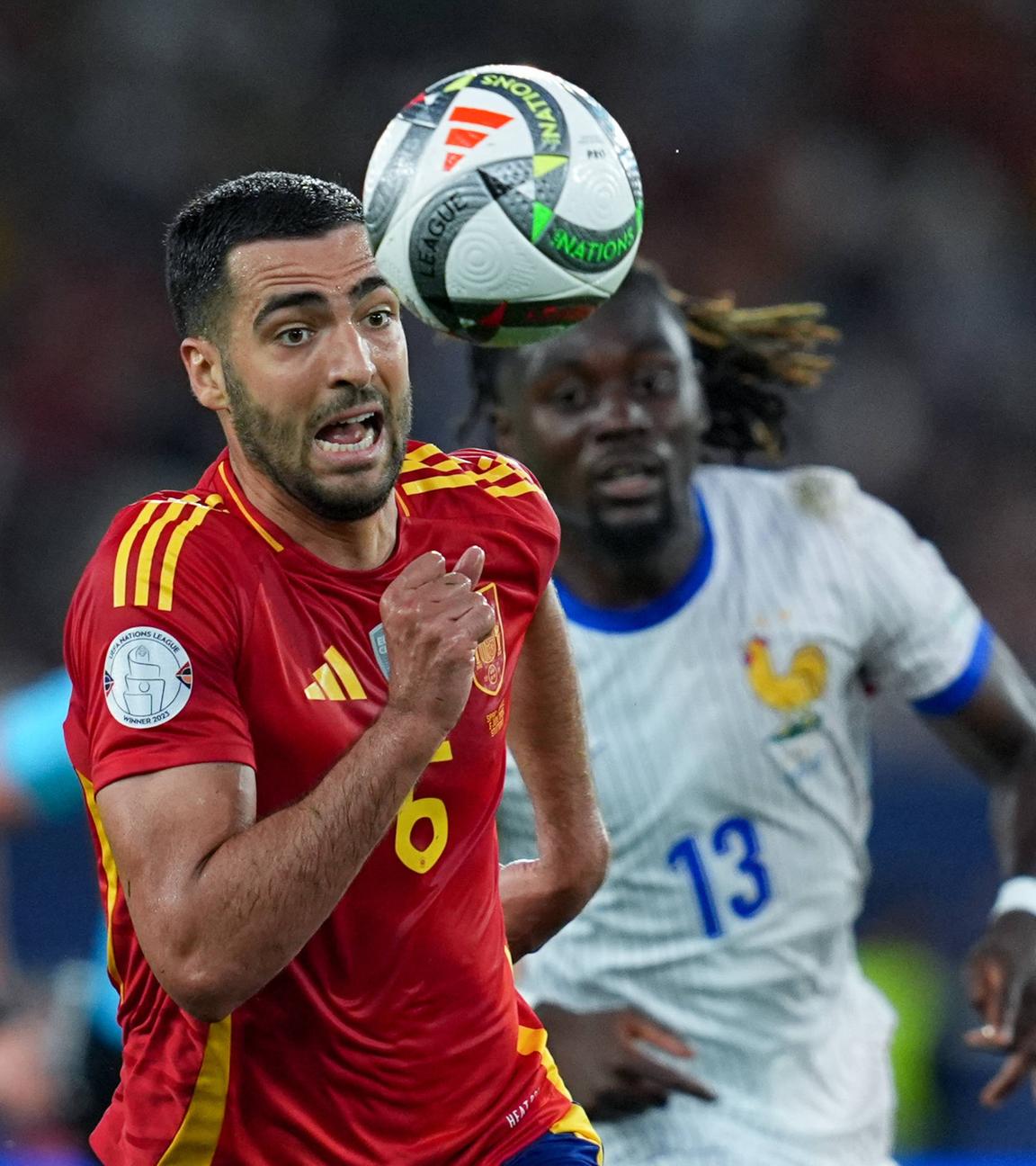 Mikel Merino (Spanien) ist vor dem Franzosen Manu Koné am Ball