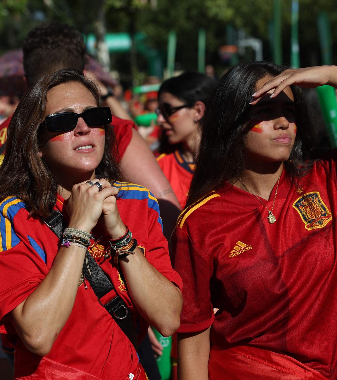 Fans sehen sich in Madrid das EM-Finale zwischen England und Spanien an.