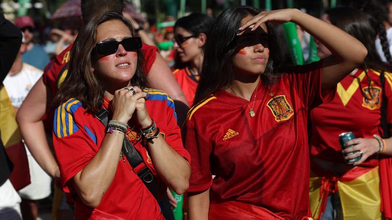 Fans sehen sich in Madrid das EM-Finale zwischen England und Spanien an.