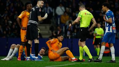 Jude Bellingham von Real Madrid hält sein Bein, während er in einem Fußballspiel der spanischen La Liga zwischen Espanyol und Real Madrid im Olympiastadion Lluis Companys in Barcelona auf dem Boden liegt.