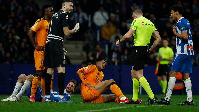 Jude Bellingham von Real Madrid hält sein Bein, während er in einem Fußballspiel der spanischen La Liga zwischen Espanyol und Real Madrid im Olympiastadion Lluis Companys in Barcelona auf dem Boden liegt.