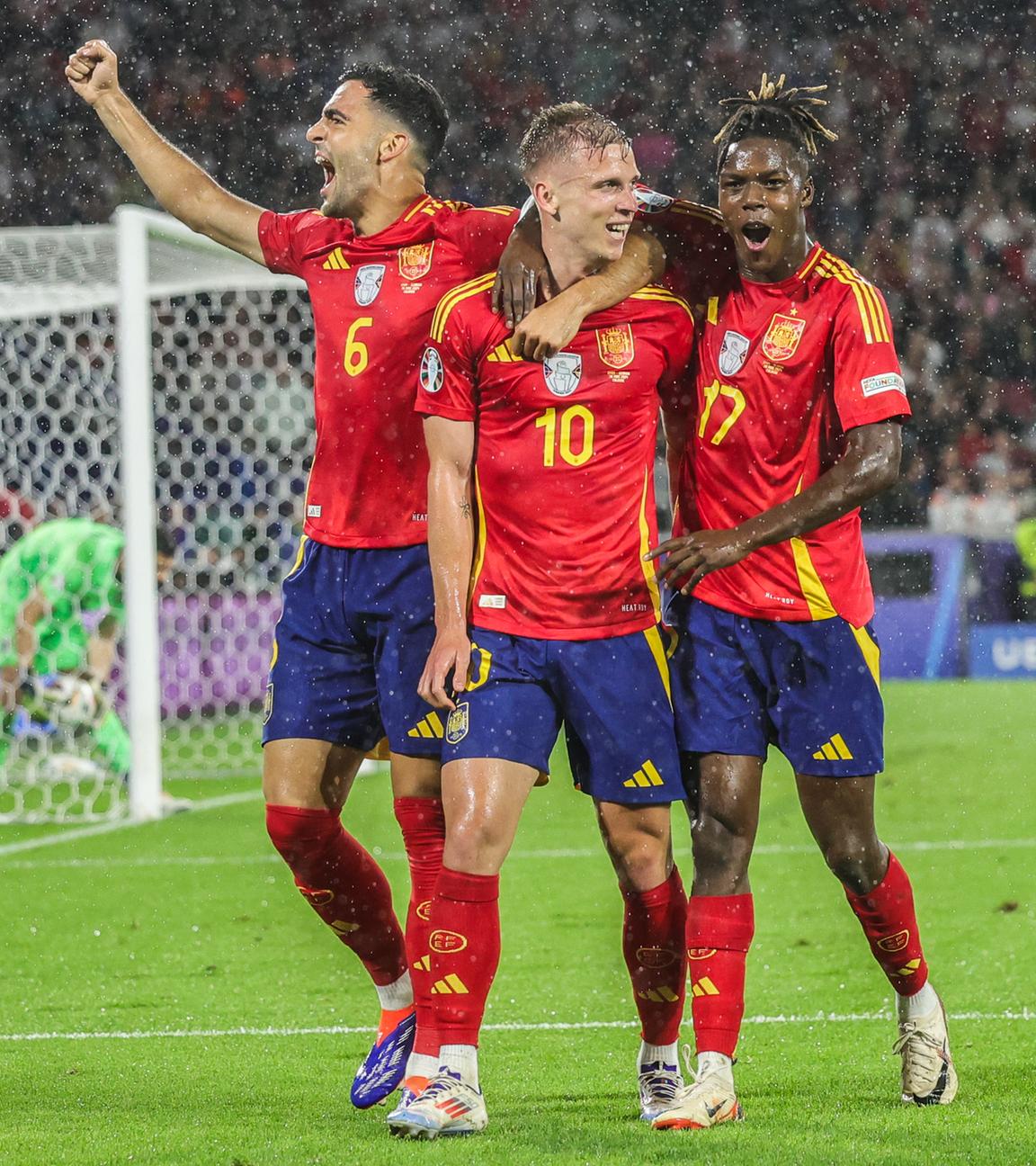 Spaniens Dani Olmo jubelt nach seinem Tor zum 4-1 mit Spaniens Mikel Merino (l) und Spaniens Nico Williams.