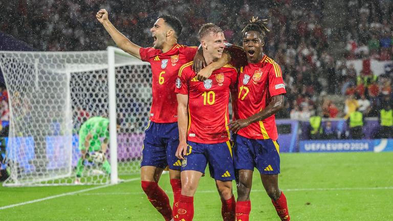 Spaniens Dani Olmo jubelt nach seinem Tor zum 4-1 mit Spaniens Mikel Merino (l) und Spaniens Nico Williams.