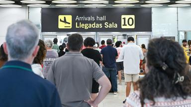 Im Ankunftsbereich des Terminals 4 am Flughafen Madrid-Barajas Adolfo Suárez sind mehrere Personen zu sehen