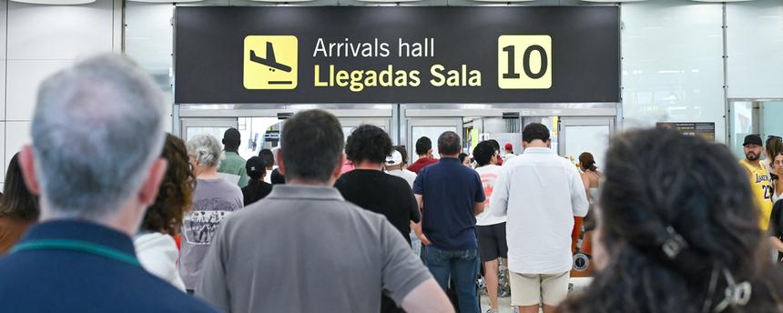 Im Ankunftsbereich des Terminals 4 am Flughafen Madrid-Barajas Adolfo Suárez sind mehrere Personen zu sehen