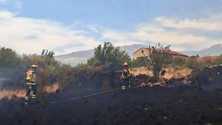 Feuerwehrleute bekämpfen einen Waldbrand in der Nähe von Wohnhäusern im Gebiet La Mierla, in der Nähe von Guadalajara, etwa 100 Kilometer nördlich von Madrid.