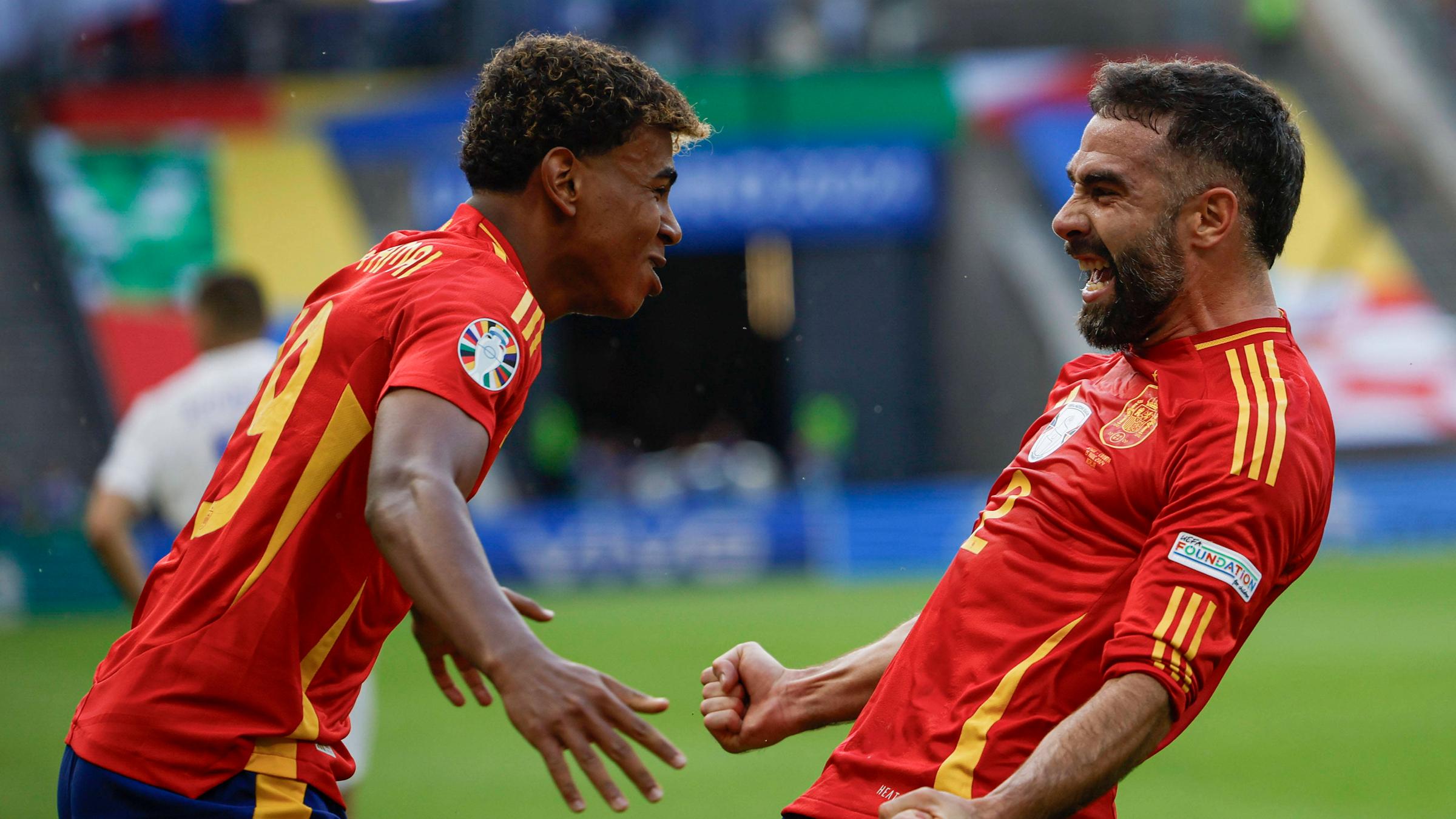 Dani Carvajal und Lamine Yamal (L) jubeln nach dem Treffer zum 3:0.