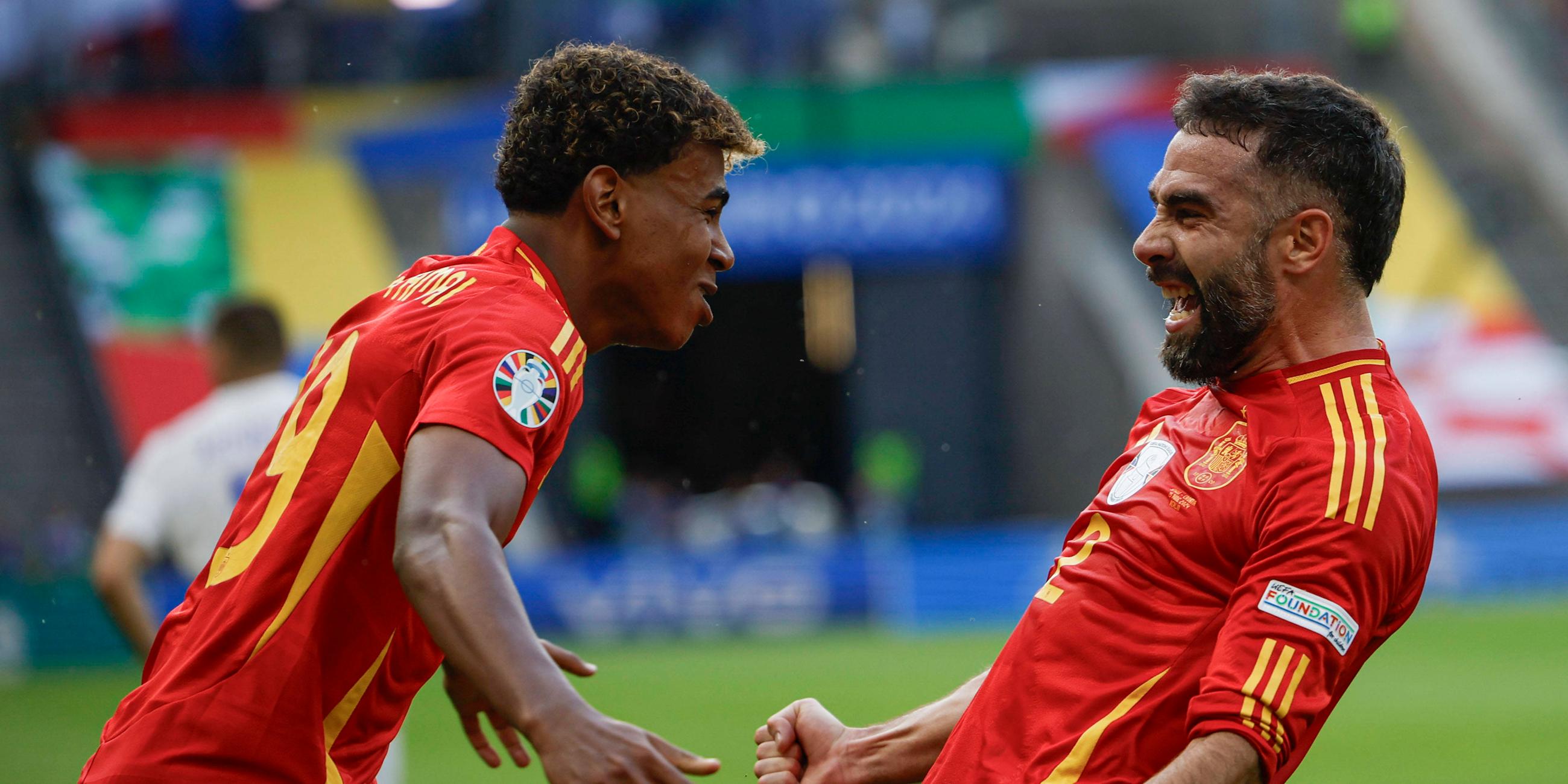 Dani Carvajal und Lamine Yamal (L) jubeln nach dem Treffer zum 3:0.
