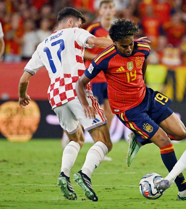 Spaniens Lamine Yamal kämpft um den Ball gegen Kroatiens Petar Sucic und Josip Misic