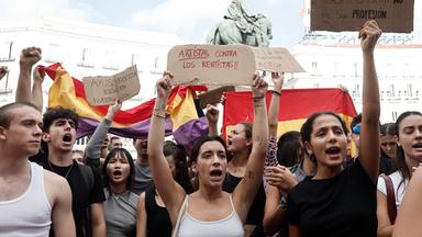 Spanien, Madrid: Menschen nehmen an einer Demonstration gegen die Wohnungskrise im Protestcamp an der Puerta del Sol teil.