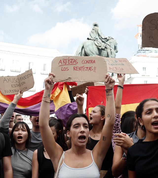 Spanien, Madrid: Menschen nehmen an einer Demonstration gegen die Wohnungskrise im Protestcamp an der Puerta del Sol teil.