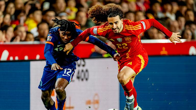 Jeremie Frimpong und Marc Cucurella kämpfen um den Ball.