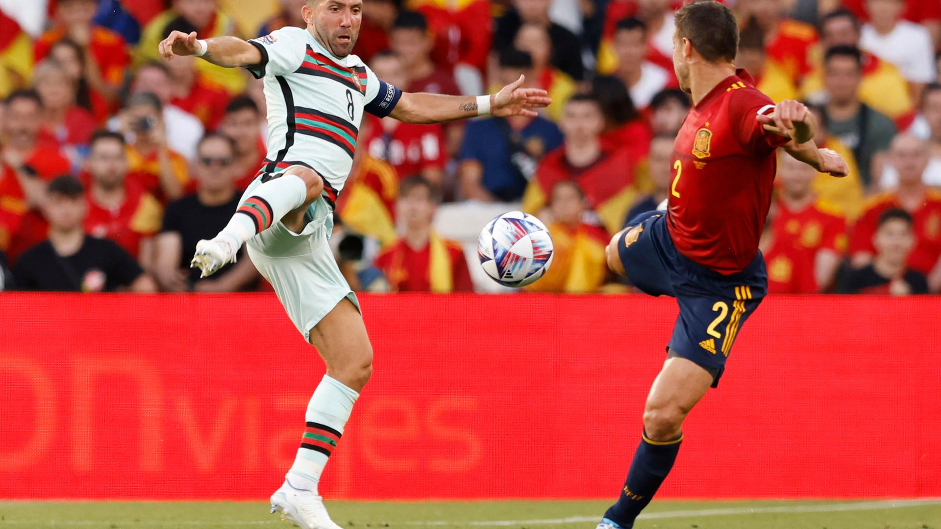 Nations League: Cesar Azpilicueta (Spanien) im Zweikampf mit Joao Moutinho (Portugal/links)