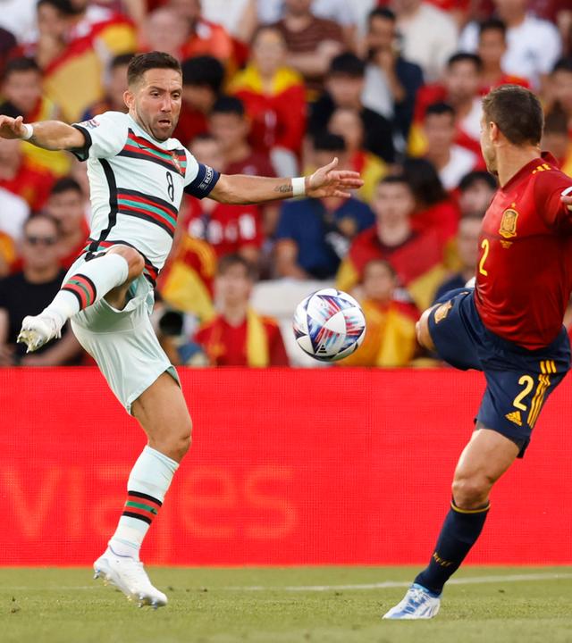 Nations League: Cesar Azpilicueta (Spanien) im Zweikampf mit Joao Moutinho (Portugal/links)
