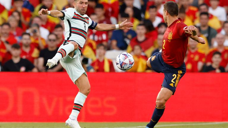 Nations League: Cesar Azpilicueta (Spanien) im Zweikampf mit Joao Moutinho (Portugal/links)