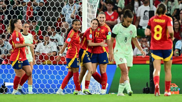 die spanische Frauenfußballmannschaft jubelt.