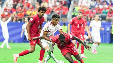 Nuno Mendes (Portugal) und Lamine Yamal (Spanien) kämpfen. 