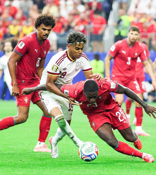 Nuno Mendes (Portugal) und Lamine Yamal (Spanien) kämpfen. 