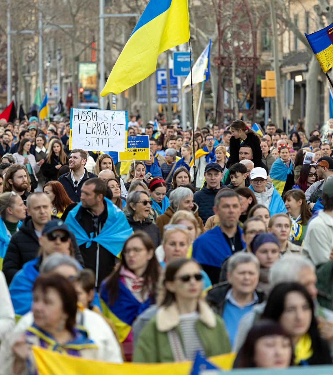 Tausende Menschen protestieren in Spanien gegen den Krieg in der Ukraine. 