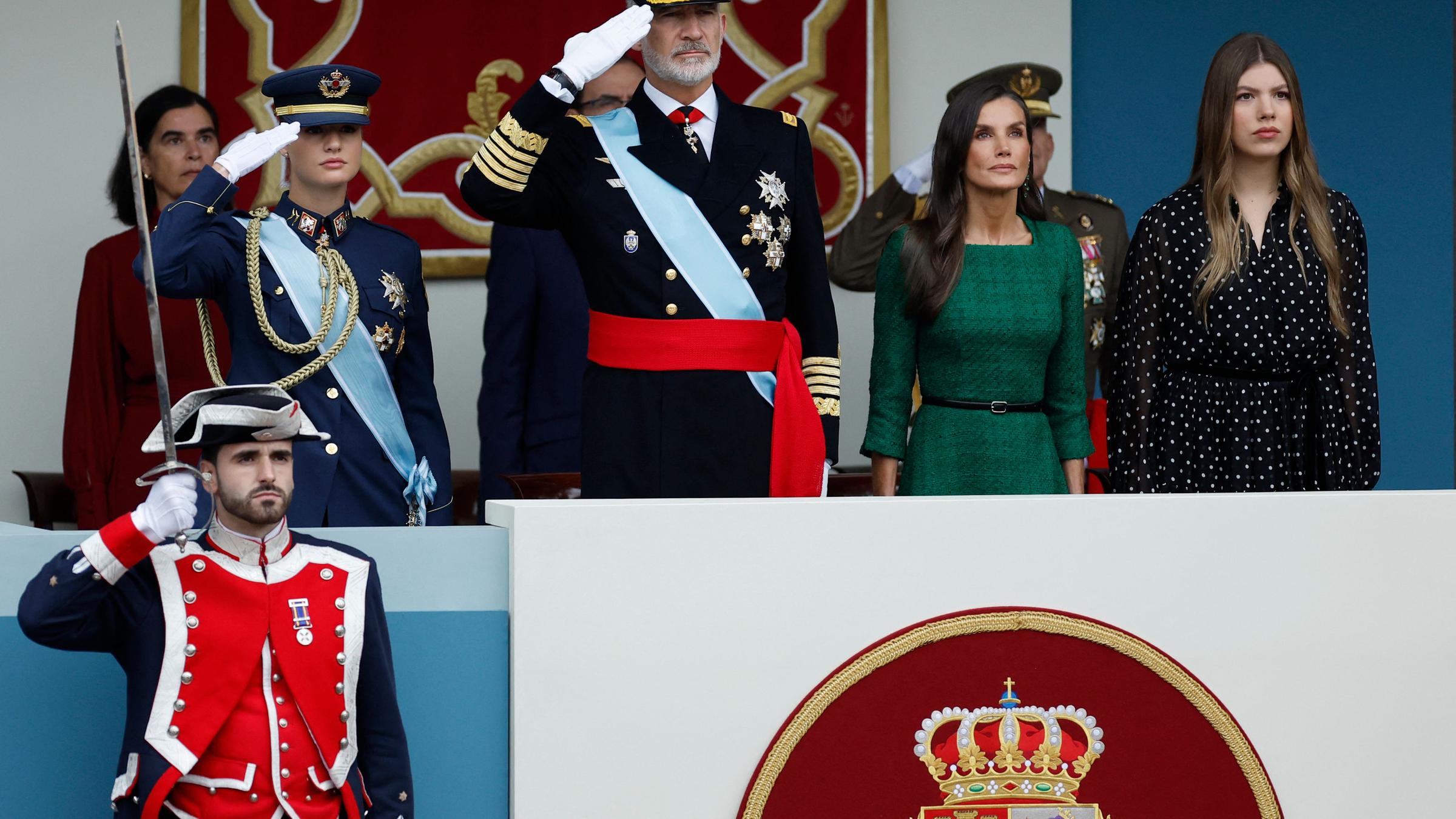Spaniens König Felipe VI. (2. L.), Königin Letizia (2. R.), Prinzessin Leonor (L.) und Prinzessin Sofia (R.) nehmen am 12. Oktober 2025 an der Militärparade zum spanischen Nationalfeiertag in Madrid teil. 