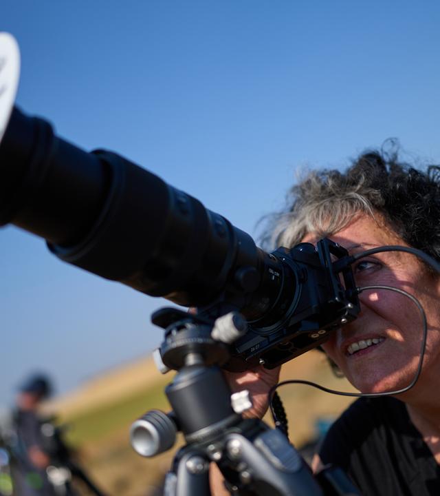 Mara Estepa, Mitglied der Amateur-Astrofotografie-Gruppe Los Taraos, richtet ihre Kamera ein, um in Zentralspanien eine totale Sonnenfinsternis aufzunehmen. 