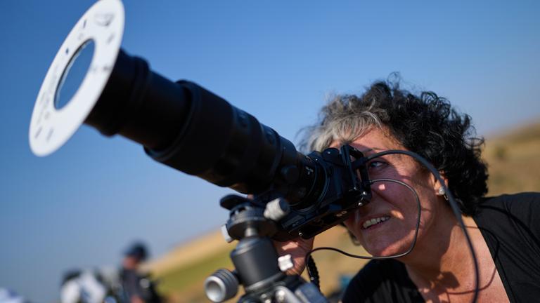Mara Estepa, Mitglied der Amateur-Astrofotografie-Gruppe Los Taraos, richtet ihre Kamera ein, um in Zentralspanien eine totale Sonnenfinsternis aufzunehmen. 