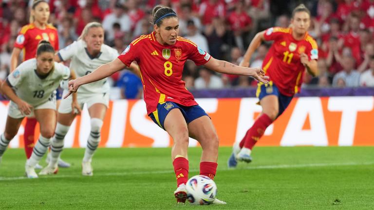 Die Spanierin Mariona Caldentey (M) schießt einen Elfmeter.