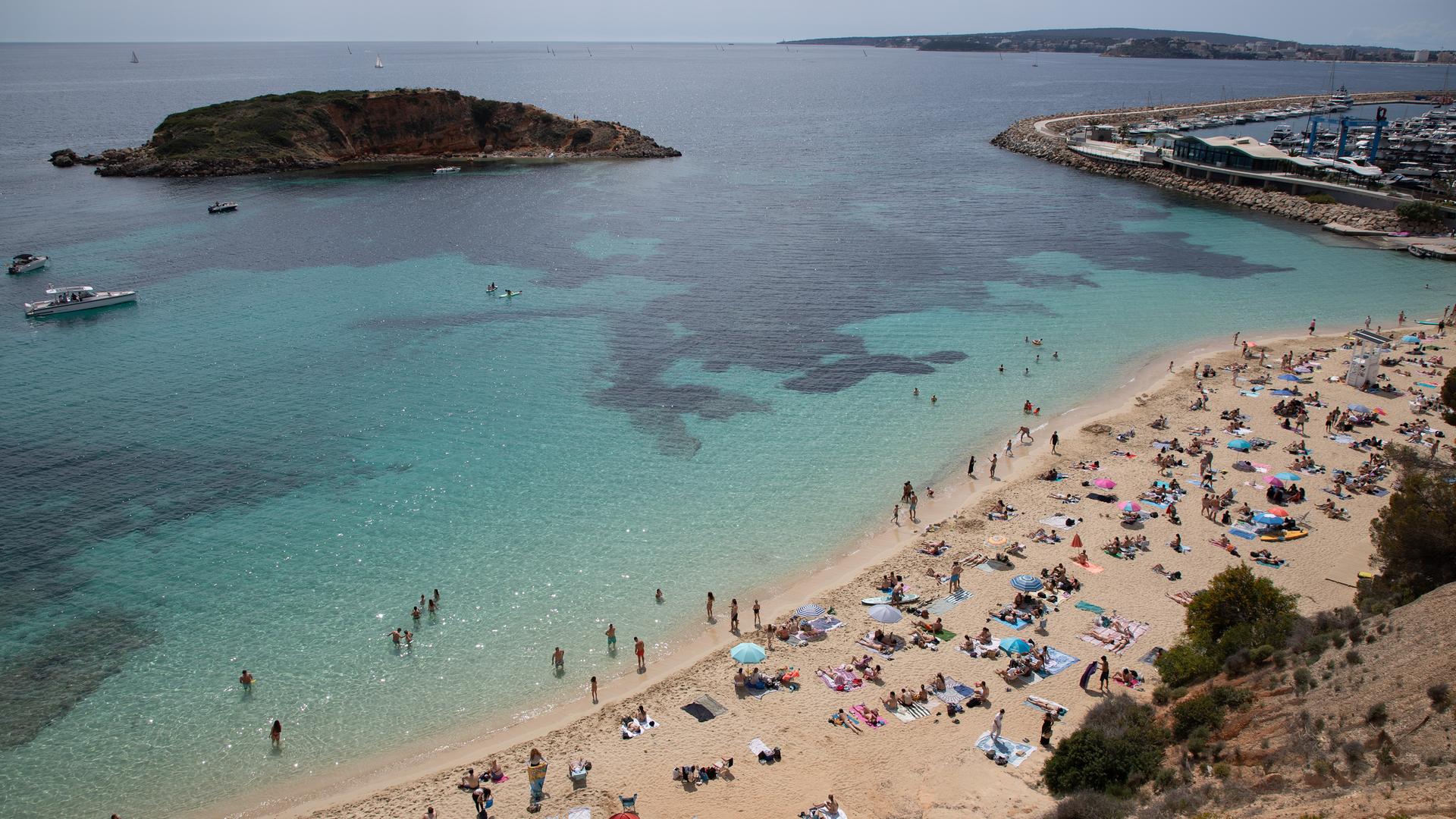 Menschen am Strand von Portals Nous.