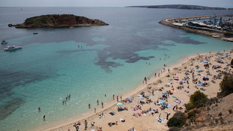 Menschen am Strand von Portals Nous.