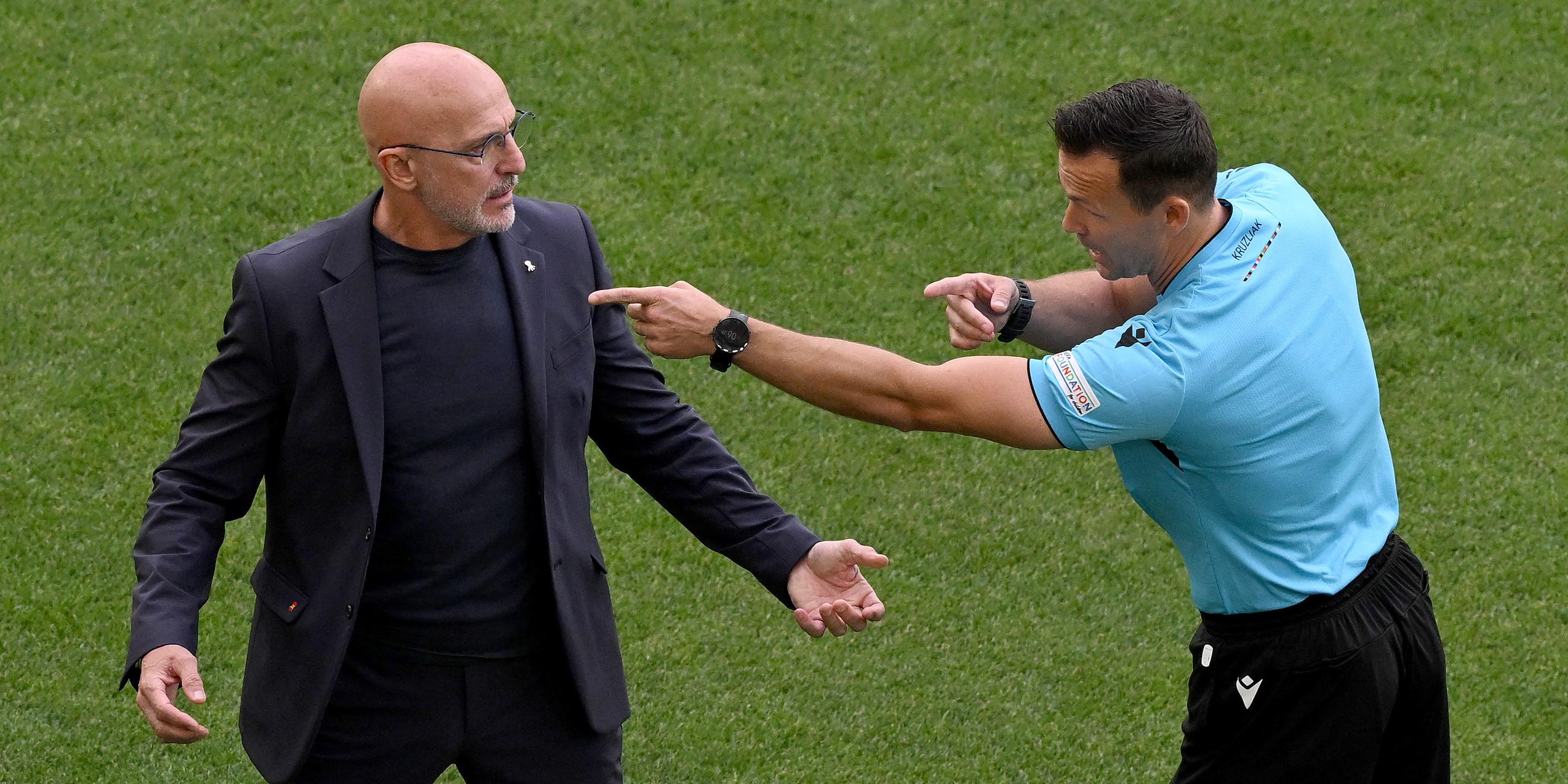 Spaniens Trainer Luis de la Fuente (l) spricht mit dem Vierten Offiziellen Ivan Kruzliak, aufgenommen am 05.07.2024