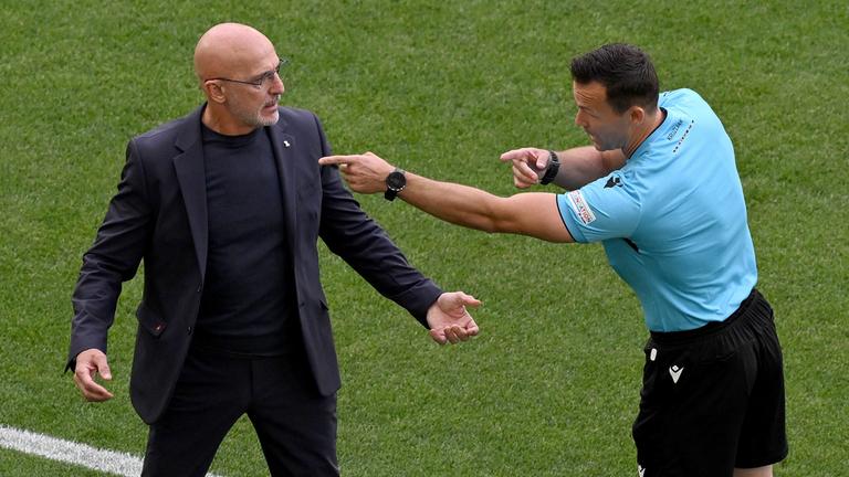 Spaniens Trainer Luis de la Fuente (l) spricht mit dem Vierten Offiziellen Ivan Kruzliak, aufgenommen am 05.07.2024